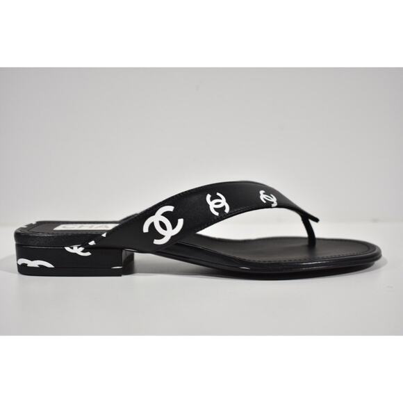 Chanel 22S Black White Printed Lambskin CC Logo Thong Flat Flip Flop Sandal 38 - Picture 1 of 9